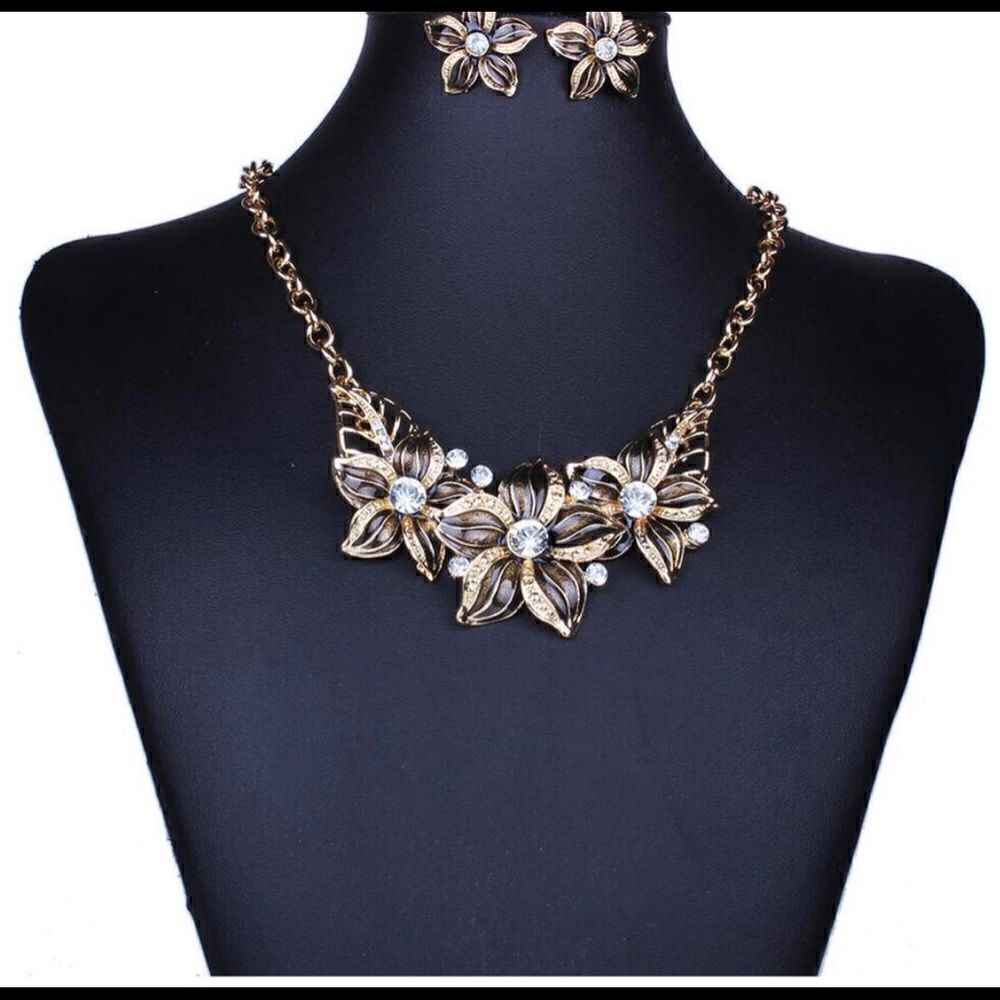 🖤 New rhinestone bib statement necklace with matching earrings 🖤